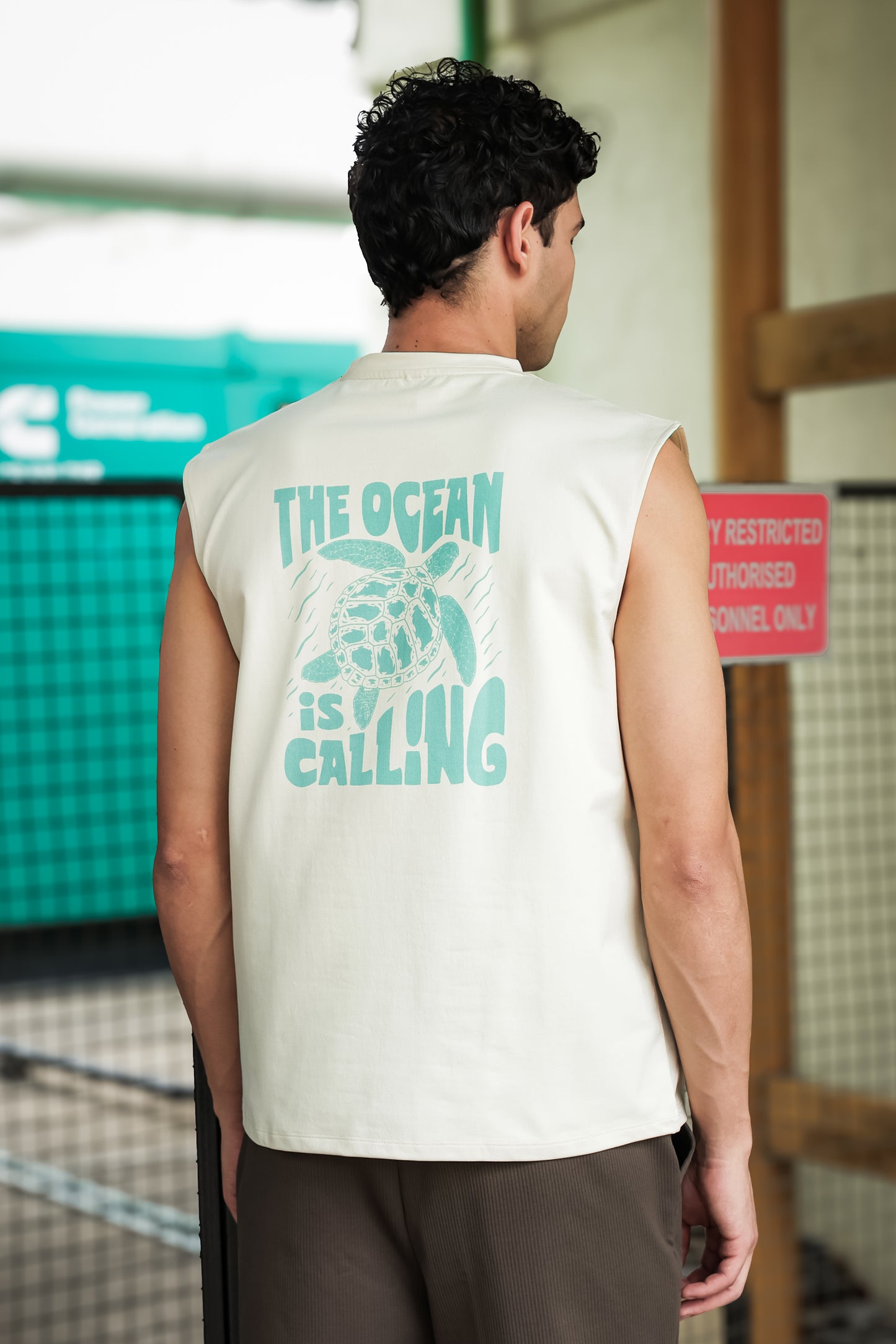 Men's Off White Sleeveless Turtle Graphic T-Shirt