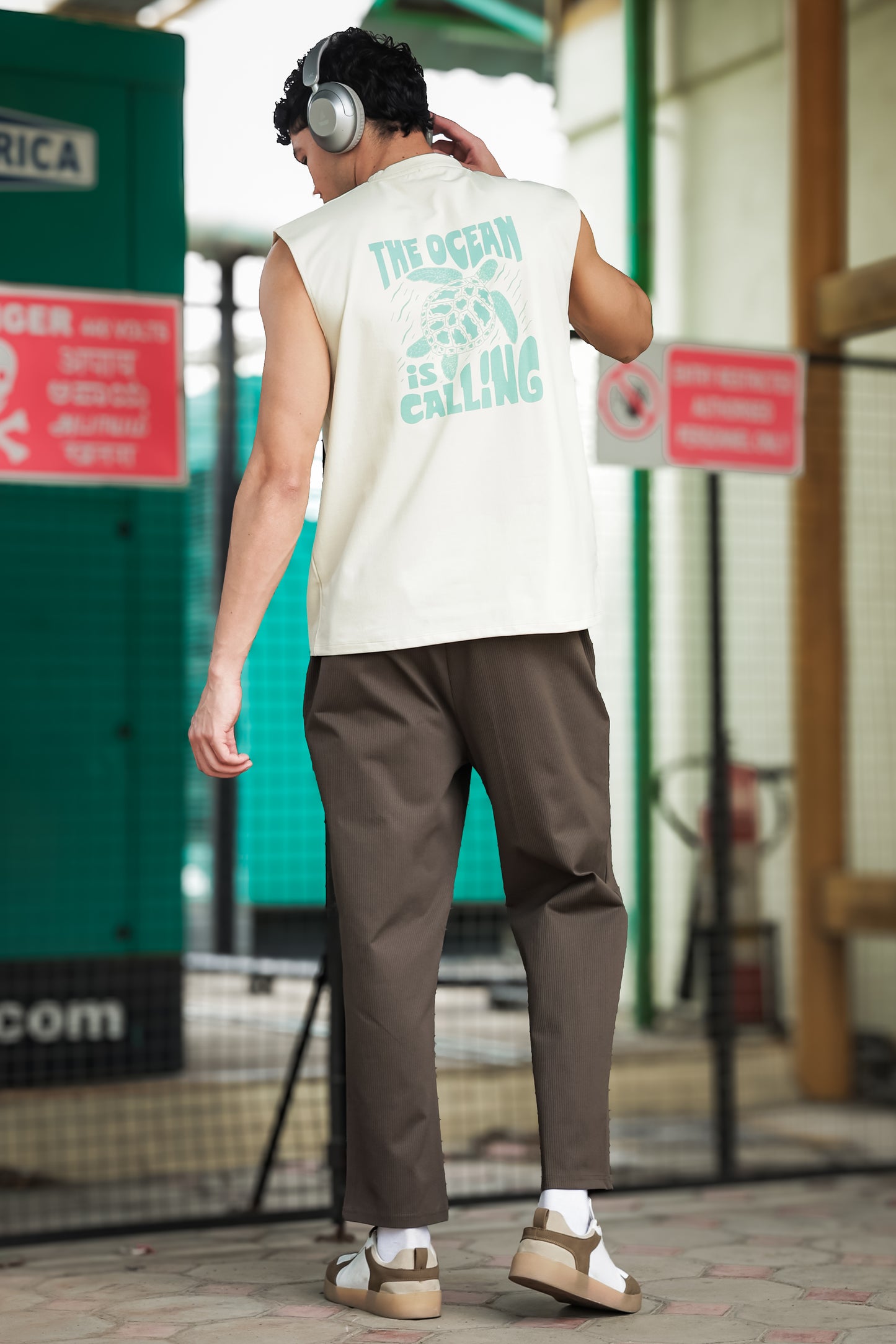 Men's Off White Sleeveless Turtle Graphic T-Shirt